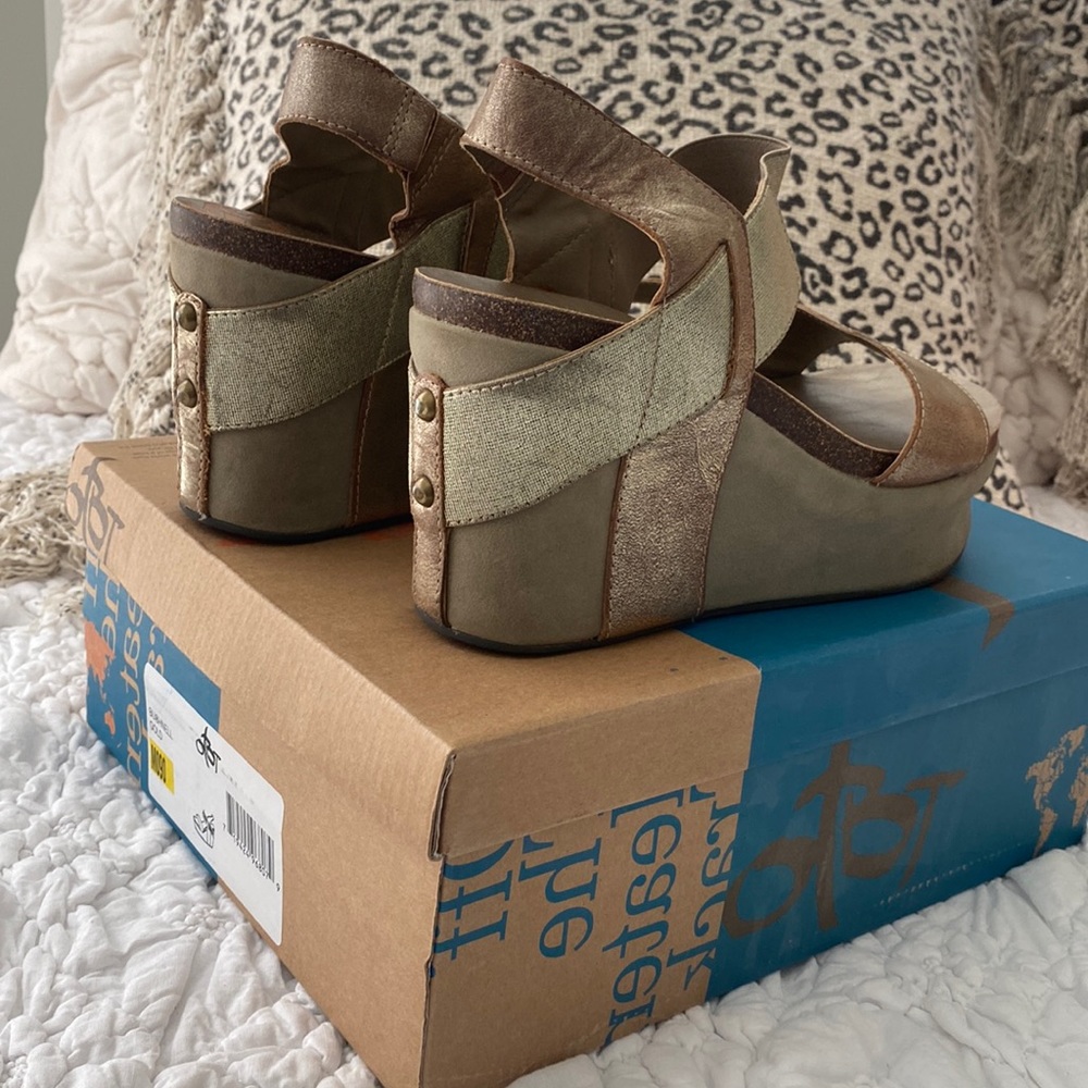 OTBT BUSHNELL GOLD SIZE 9 EUC